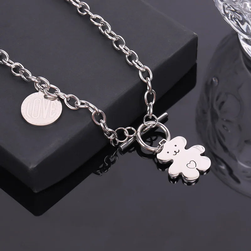 Trendy hip-hop love teddy bear pendant necklace, personalized, simple and versatile, niche design, collarbone chain