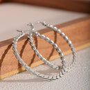 Yhpup Edelstahl Twist Goldene Große Creolen Wasserdichter Metall Ungewöhnlicher Statement Trendiger Schmuck für westliche Frauen Party