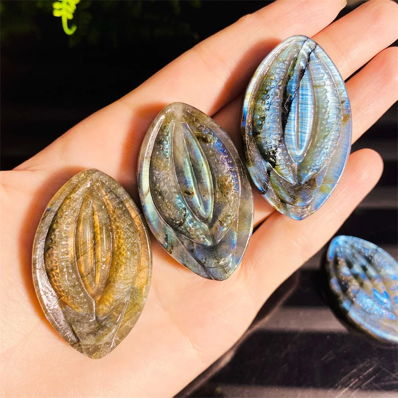 Source Of Life Vulva Shape Natural Labradorite Crystal Carved Healing Reiki Crafts Feminine Beauty Massage Tools Room Decor