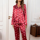 Damen-Pyjama-Set aus langärmeligem Hemd mit rotem Satinstreifen und Herzchenmuster und langer Hose
