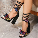Liyke 2026 Neuheiten Zehenfreie weiße Sandalen für Damen Handbestickte Schmetterlings-Schnür-High-Heels Partykleid Pumps