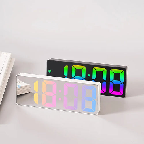 Sprachgesteuerter Farb-Digitalwecker mit Temperatur- und Datumsanzeige, Nachtmodus, Schlummerfunktion, Tischuhr, Anti-Stör-Funktion, 12/24-Stunden-LED-Uhr