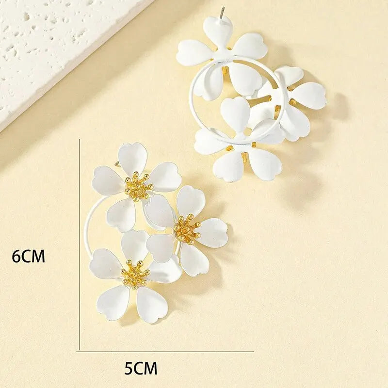 2 Pairs Elegant Big Camelia Flowers Stud Earrings White Black Color Copper Earrings Classic Design Wedding Jewelry Girl's Gift