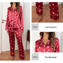 Damen-Pyjama-Set aus langärmeligem Hemd mit rotem Satinstreifen und Herzchenmuster und langer Hose