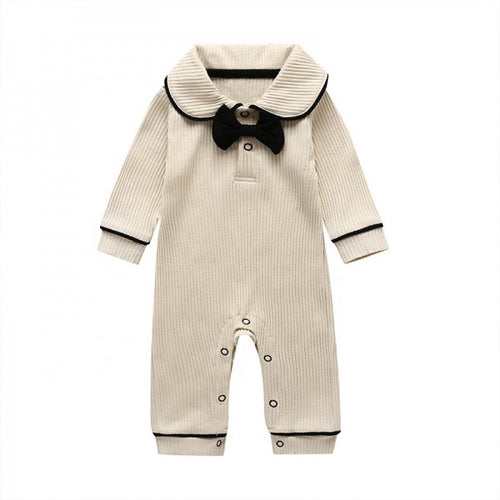 Niedliche Babykleidung aus Baumwollrippenstoff