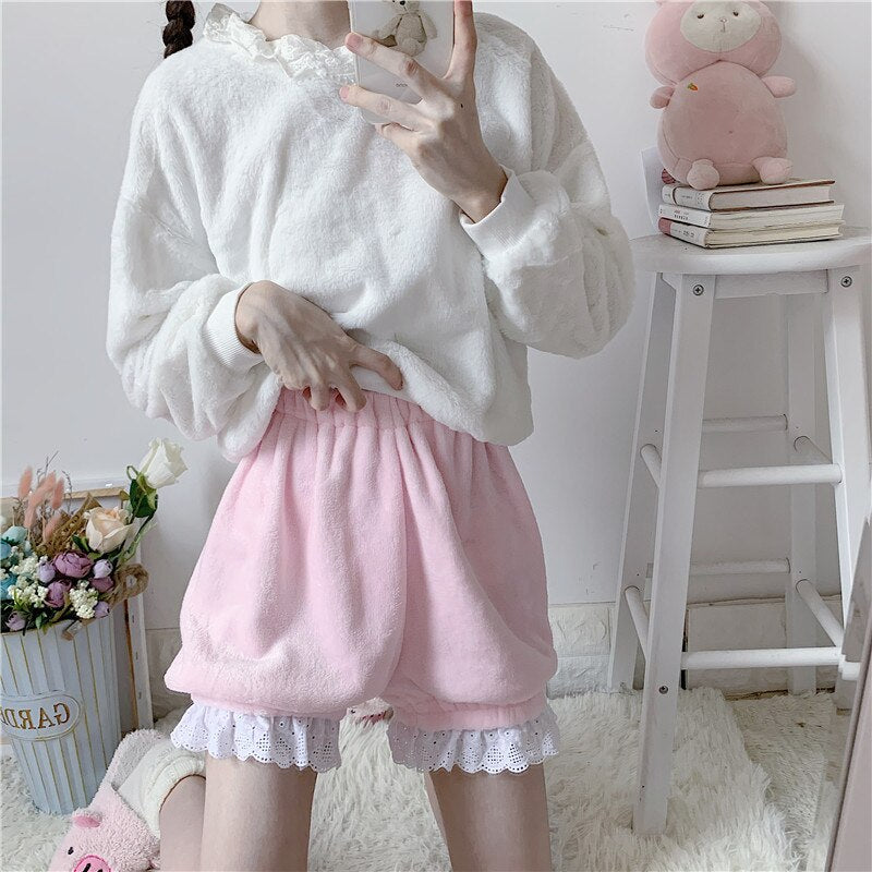 Pantalones cortos de terciopelo cálidos para niñas Lolita de invierno, pijamas de felpa de encaje de cintura alta para mujeres, pantalones cortos de verano, bombachos Kawaii, rosa y blanco