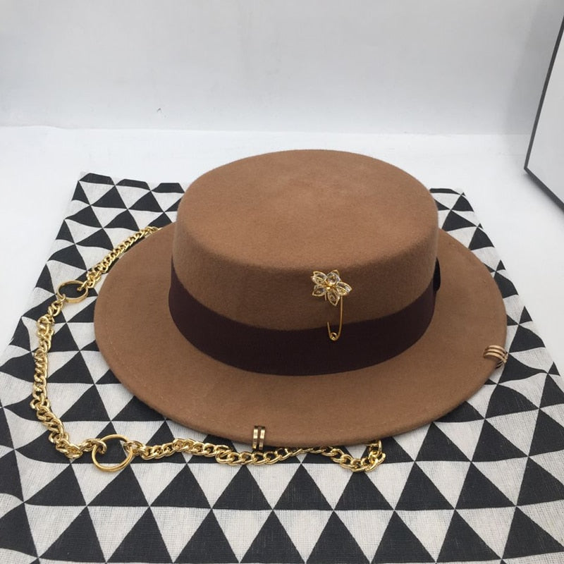 Gorra negra femenina sombrero de lana británico fiesta de moda sombrero de copa plana correa de cadena y alfiler fedoras para mujer para una sesión de estilo callejero