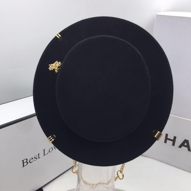 Black cap female British wool hat fashion party flat top hat chain strap and pin fedoras for woman for a street-style shooting