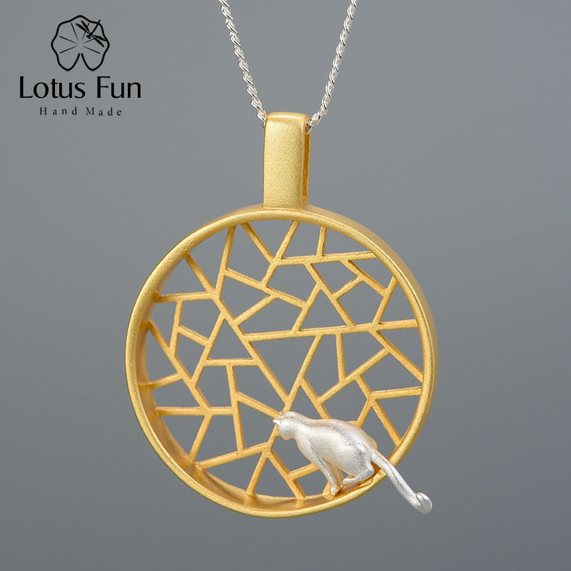 Lotus Fun Real 925 Sterling Silver Diseño hecho a mano Joyería fina Lindo gato de oro de 18k jugando junto a la ventana Colgante sin collar