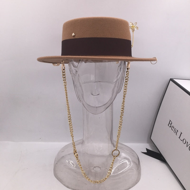 Gorra negra femenina sombrero de lana británico fiesta de moda sombrero de copa plana correa de cadena y alfiler fedoras para mujer para una sesión de estilo callejero