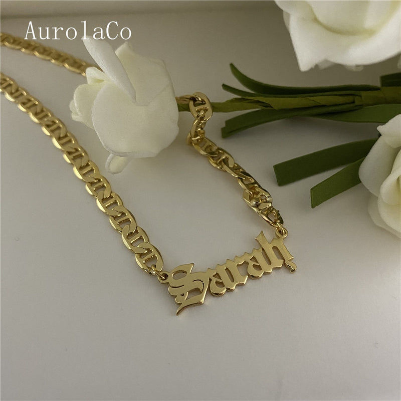 Collar con nombre personalizado de AurolaCo, colgante inglés antiguo de oro, collares con placa de identificación de acero inoxidable personalizada para mujeres y hombres, regalos al por mayor