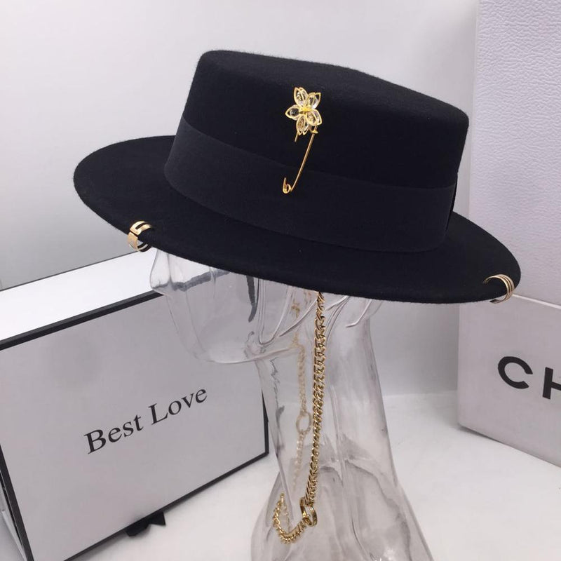 Black cap female British wool hat fashion party flat top hat chain strap and pin fedoras for woman for a street-style shooting