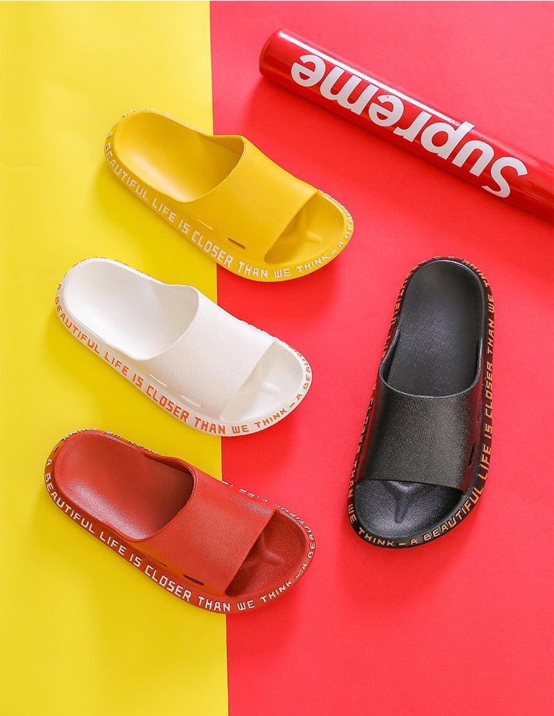 Zapatillas de verano para hombre y mujer, sandalias deslizantes para la playa, chanclas con palabras, suela blanda, parte inferior gruesa, comodidad, zapatos de baño para parejas