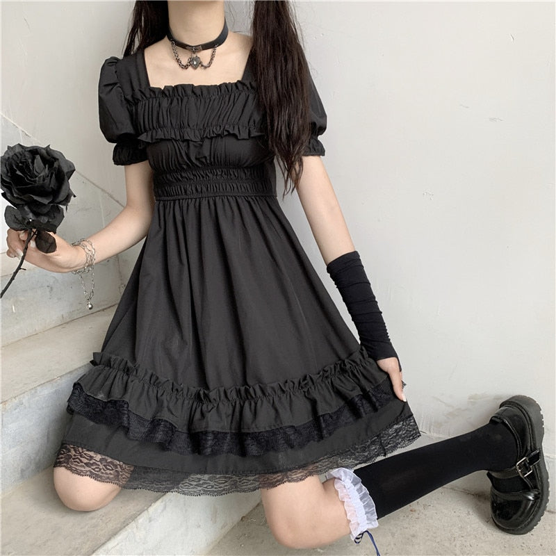 Japanische Harajuku Dark Style Sommer Neue Kleider Vintage Quadratischer Kragen Spitze Puffärmel Kleid Sweety Ruffles Hepburn Schwarzes Kleid