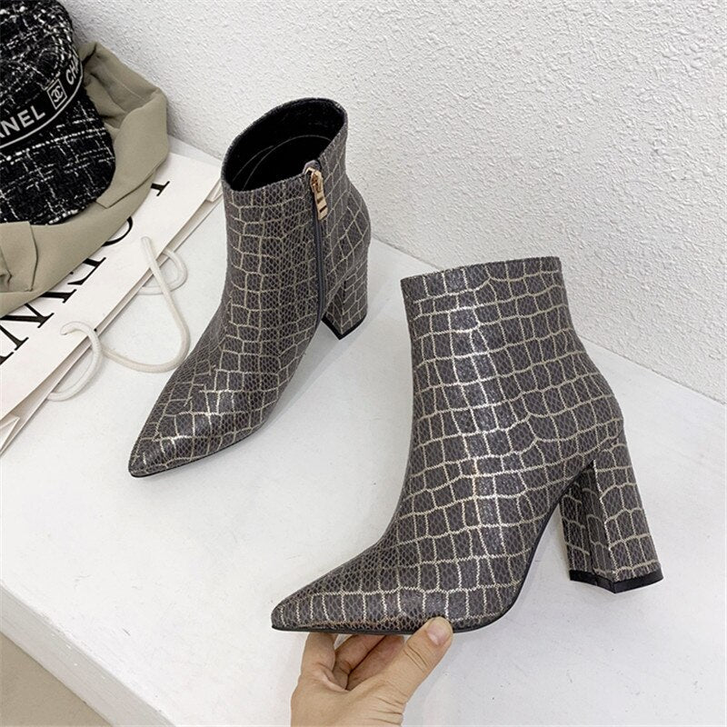 Neue Winterqualität Schlangenstiefeletten für Damen Spitz High Heels Stiefel einfache Reißverschluss Modeschuhe Frau 2019 Frühling 32-43