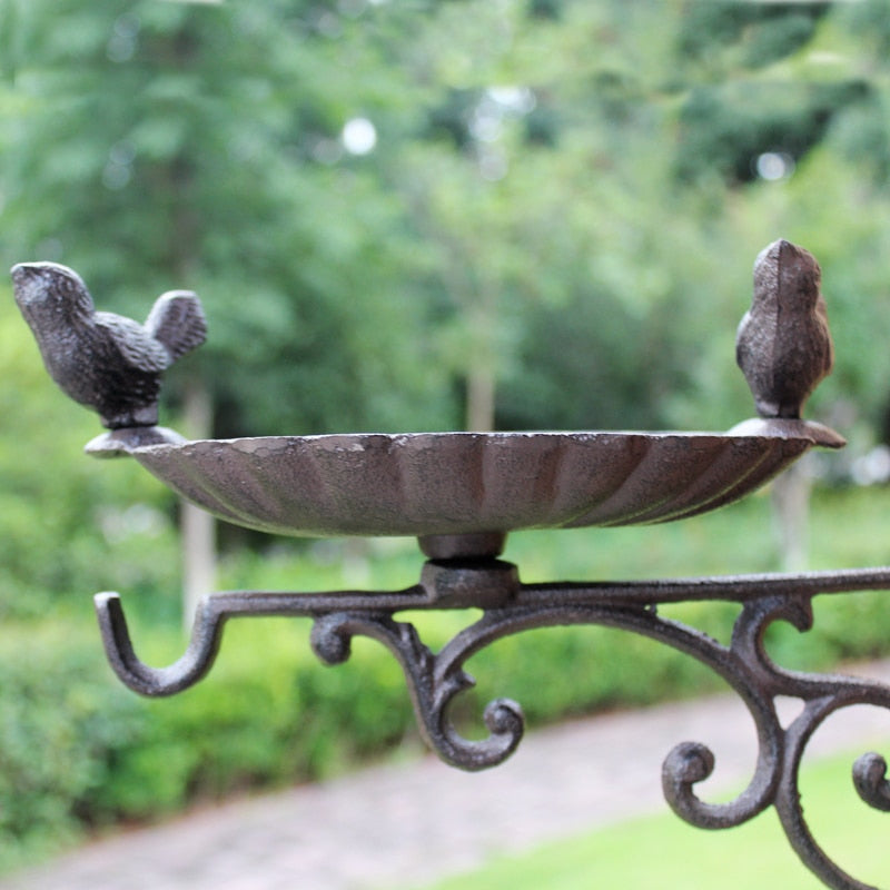 Europäisches Vintage-Paar mit Vögeln an der Wand befestigter Vogelhäuschen aus Gusseisen, Metallplatte, Retro-Schwermetall-Wand-Vogeltränke mit Haken