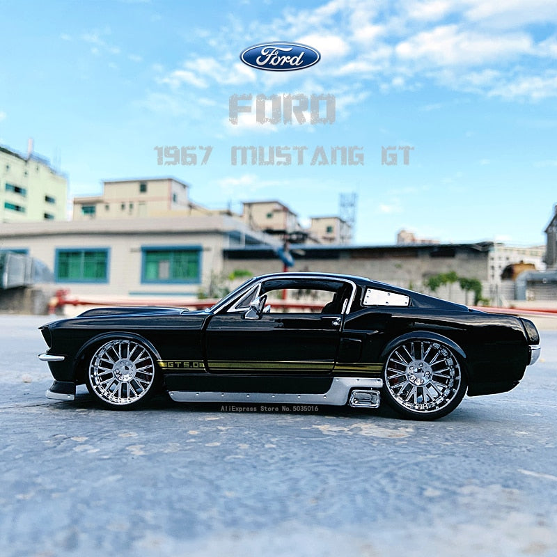 Maisto 1:24 New hot sale  1967 Ford Mustang GT simulation alloy car model crafts decoration collection toy tools gift