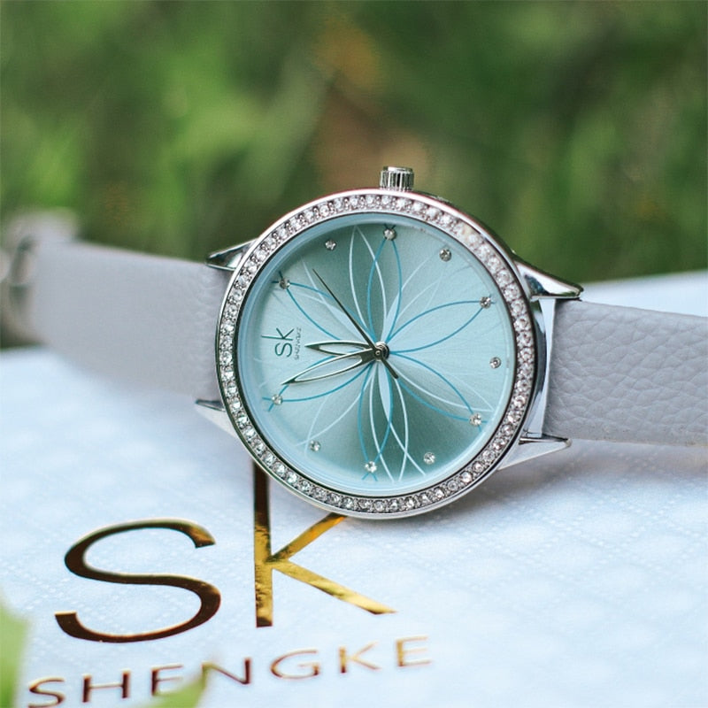 Relojes Shengke para Mujer, relojes de cuero con superficie de flores lineales, caja de cristal, movimiento de cuarzo japonés, Reloj para Mujer, Montres Femmes