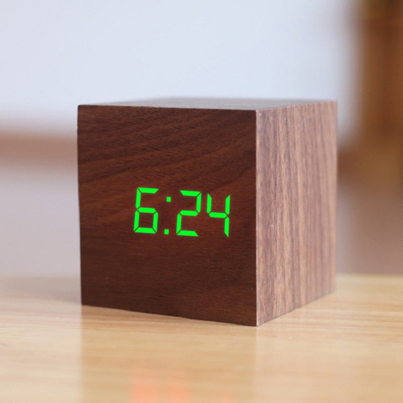 Neue qualifizierte digitale hölzerne LED-Wecker Holz Retro Glow Clock Desktop Tischdekoration Sprachsteuerung Snooze-Funktion Schreibtischwerkzeuge