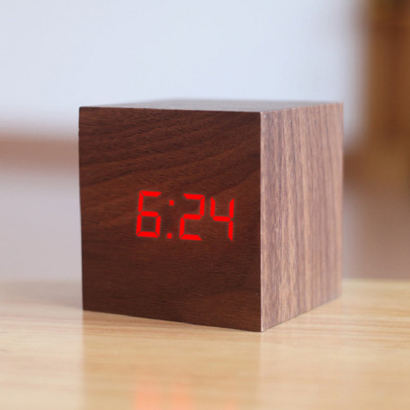 Neue qualifizierte digitale hölzerne LED-Wecker Holz Retro Glow Clock Desktop Tischdekoration Sprachsteuerung Snooze-Funktion Schreibtischwerkzeuge