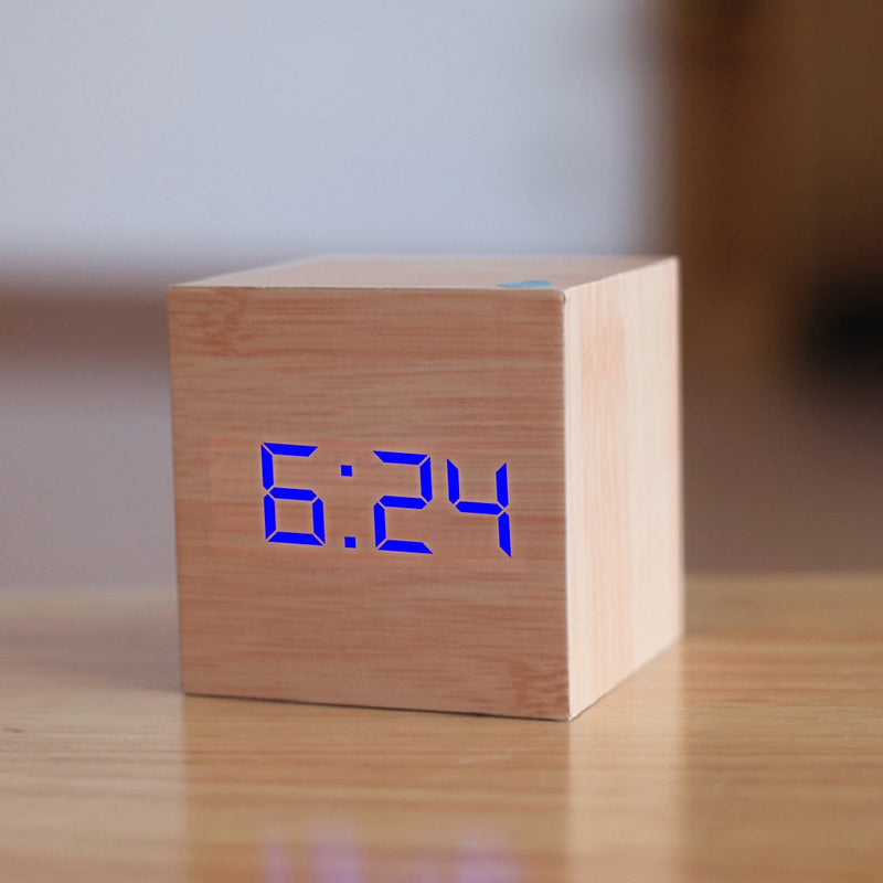 Neue qualifizierte digitale hölzerne LED-Wecker Holz Retro Glow Clock Desktop Tischdekoration Sprachsteuerung Snooze-Funktion Schreibtischwerkzeuge