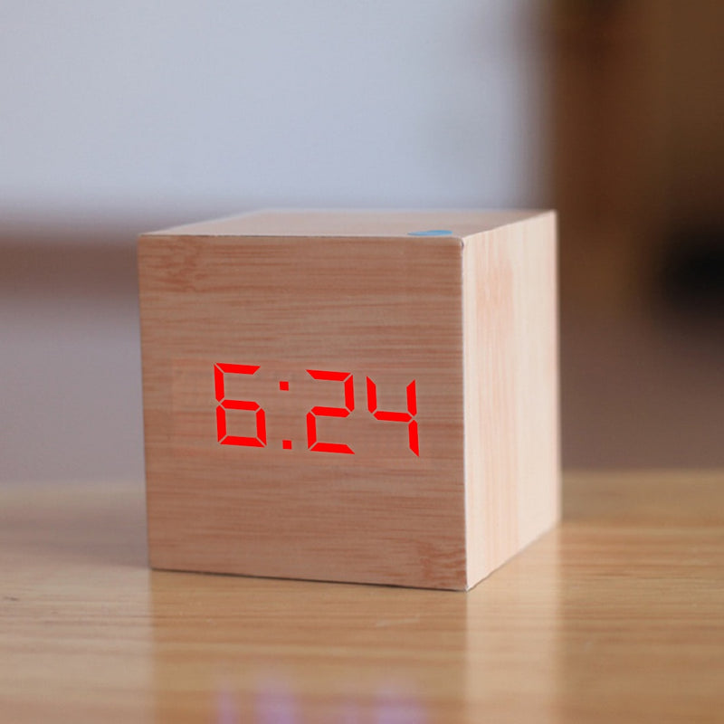 Neue qualifizierte digitale hölzerne LED-Wecker Holz Retro Glow Clock Desktop Tischdekoration Sprachsteuerung Snooze-Funktion Schreibtischwerkzeuge