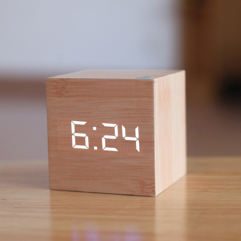 Neue qualifizierte digitale hölzerne LED-Wecker Holz Retro Glow Clock Desktop Tischdekoration Sprachsteuerung Snooze-Funktion Schreibtischwerkzeuge