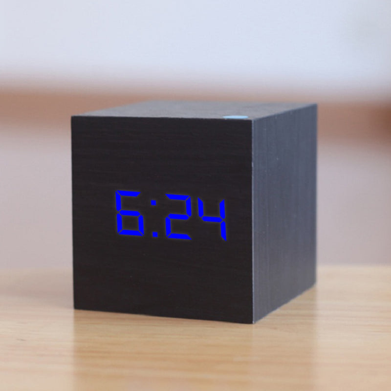 Neue qualifizierte digitale hölzerne LED-Wecker Holz Retro Glow Clock Desktop Tischdekoration Sprachsteuerung Snooze-Funktion Schreibtischwerkzeuge