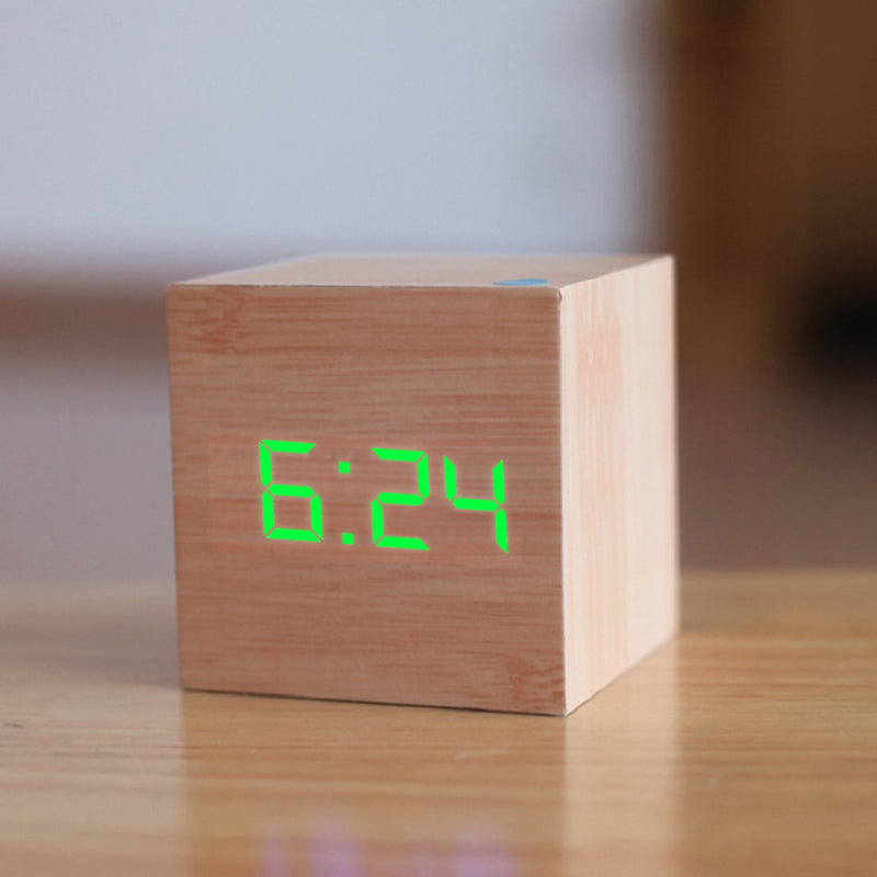 Neue qualifizierte digitale hölzerne LED-Wecker Holz Retro Glow Clock Desktop Tischdekoration Sprachsteuerung Snooze-Funktion Schreibtischwerkzeuge