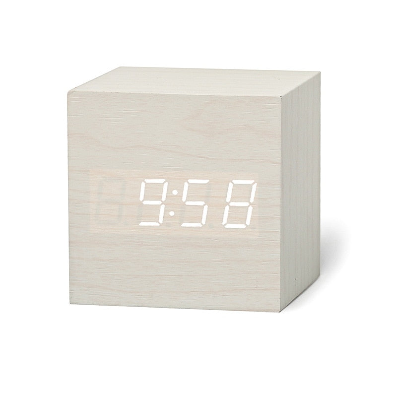 Neue qualifizierte digitale hölzerne LED-Wecker Holz Retro Glow Clock Desktop Tischdekoration Sprachsteuerung Snooze-Funktion Schreibtischwerkzeuge