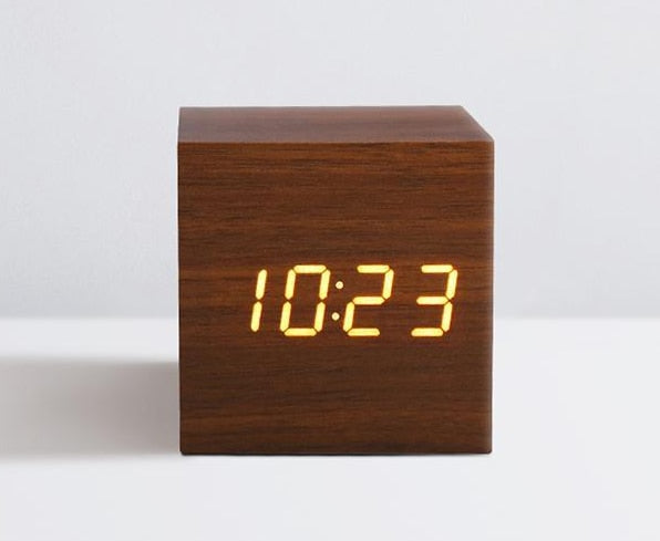 Neue qualifizierte digitale hölzerne LED-Wecker Holz Retro Glow Clock Desktop Tischdekoration Sprachsteuerung Snooze-Funktion Schreibtischwerkzeuge