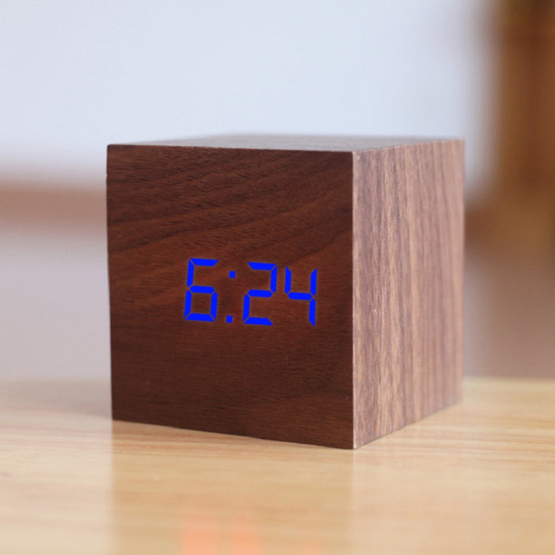 Neue qualifizierte digitale hölzerne LED-Wecker Holz Retro Glow Clock Desktop Tischdekoration Sprachsteuerung Snooze-Funktion Schreibtischwerkzeuge