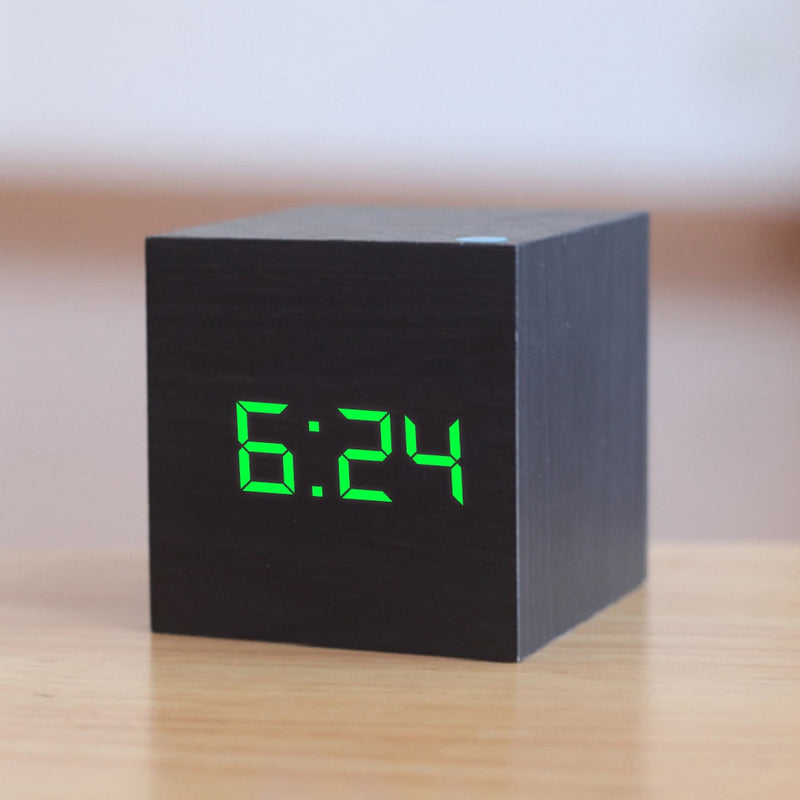 Neue qualifizierte digitale hölzerne LED-Wecker Holz Retro Glow Clock Desktop Tischdekoration Sprachsteuerung Snooze-Funktion Schreibtischwerkzeuge