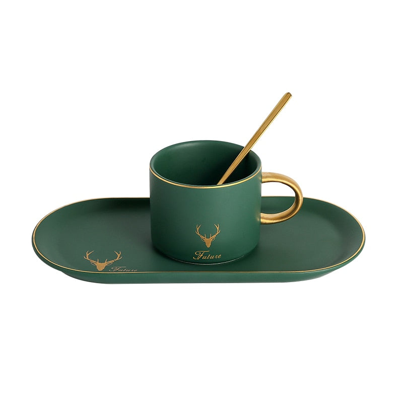 Lujosas tazas de café y platillos de cerámica con borde dorado europeo, juegos de cucharas con caja de regalo, té, leche de soja, tazas para el desayuno, plato de postre