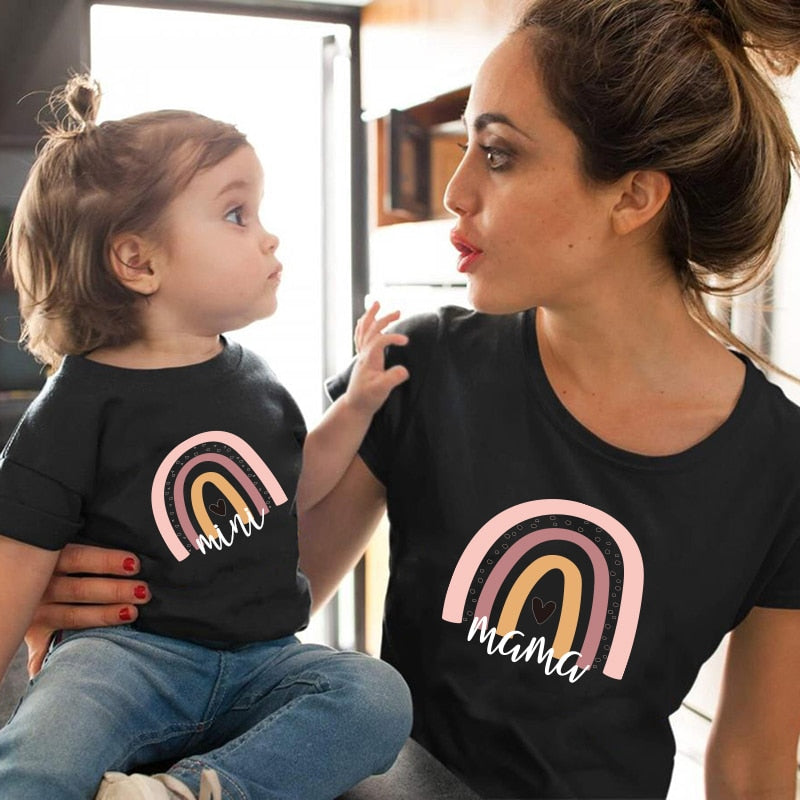 1 camiseta a la moda con estampado de mamá y Mini Arco Iris a juego para la familia, camisetas de manga corta con aspecto familiar, ropa para madre e hija