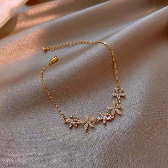 ¡Novedad de 2021! Pulsera coreana de lujo con colgante de Zirconia cúbica y flor de cristal para mujer, brazalete redondo con mariposa brillante y diamantes de imitación, joyería