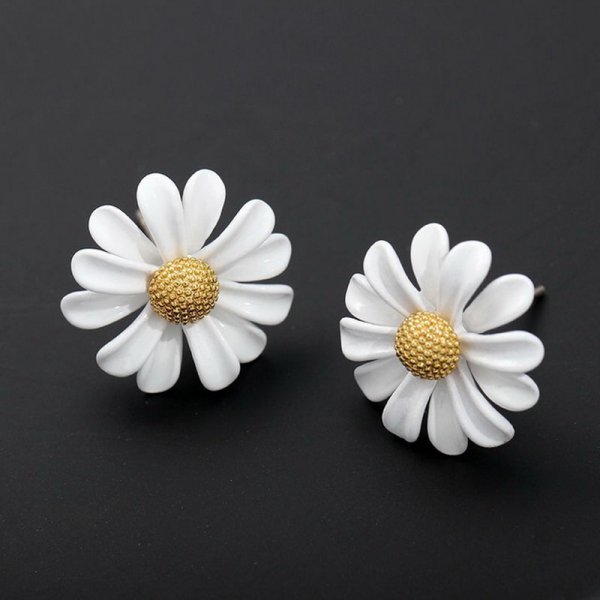 Koreanische Art-nette kleine Gänseblümchen-Blumen-Bolzen-Ohrringe für Frauen-Mädchen-süße Aussage asymmetrische Ohrring-Partei-Schmuck-Geschenke