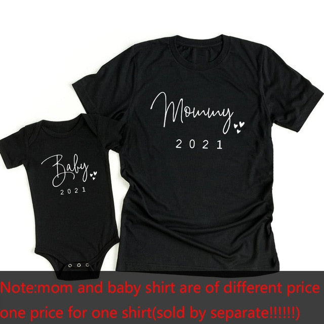 Lustiges Baby Mommy 2021 Familie Passende Kleidung Einfache Schwangerschaftsankündigung Familienlook T-Shirt Baby Mom Passende Kleidung