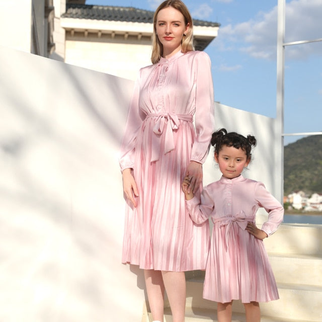 Vestidos Macthing de primavera para madre e hija, conjunto familiar de lentejuelas para mamá, bebé, mamá y yo, ropa de manga larga con cuello en V, vestido para mujeres y niñas