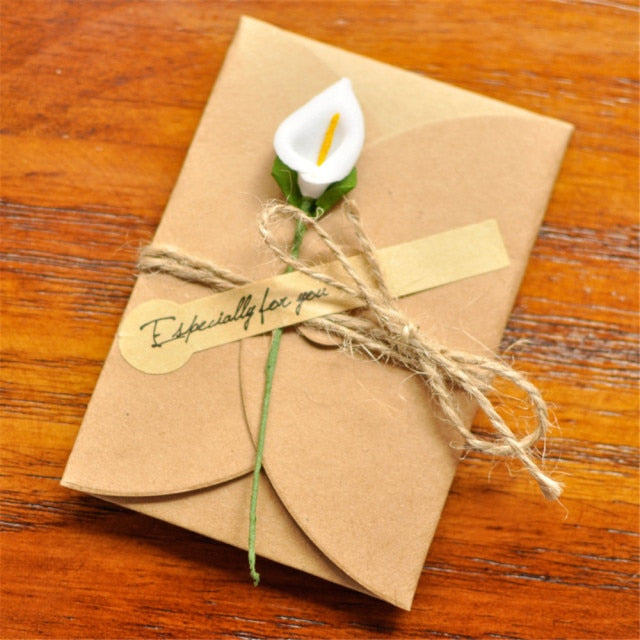 5pcs Mini-Umschlag Vintage DIY Kraftpapier Einladungs-Gruß-Karte mit modischer handgemachter trockener Blume Hochzeitsfest-Geschenk-Umschlag