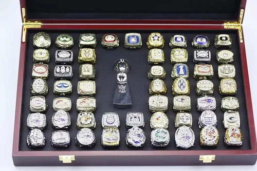 Eine Sammlung exquisiter Nachbildungen von 55 Meisterringen und Meisterpokalen der professionellen Rugby-Liga