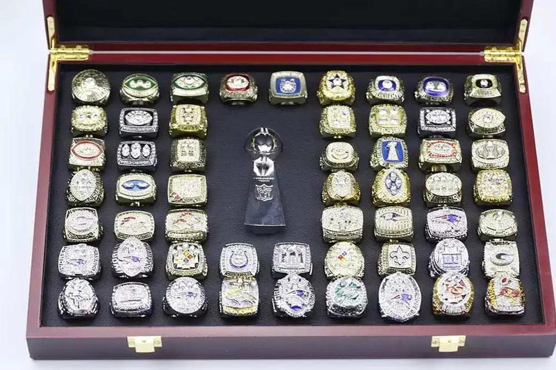 Una colección de réplicas exquisitas de 55 anillos de campeonato y trofeos de campeonato en la liga de rugby profesional.