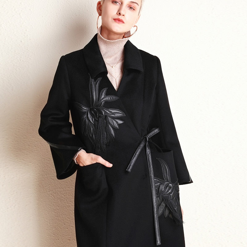 2018 Winter Damen Wollkaschmirmantel V-Ausschnitt Langer Stickerei Wollmantel mit Schärpen Lässige Jacke mit breiter Taille und großen Taschen